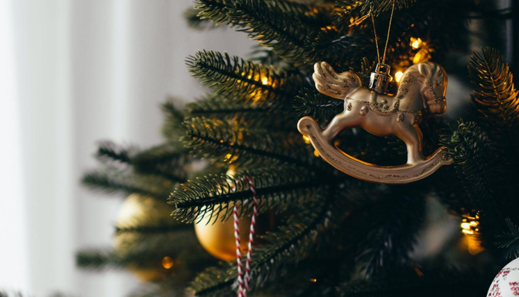 The Perfect Christmas Set-Up: Artificial Christmas Trees and Festive Carols